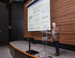 Prof. Hilton palestrando em Curitiba